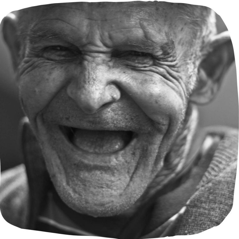 Un vecchietto sorridente