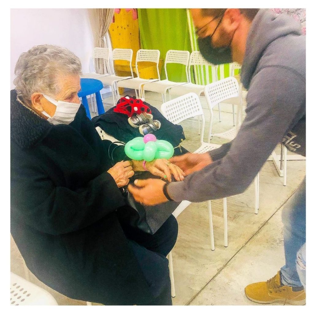 Un palloncino donato ad una signora anziana